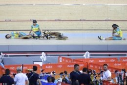 奥运会女子场地自行车澳大利亚队员撞车受伤