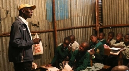 肯尼亚贫民窟小学迎来“开学季”[组图]