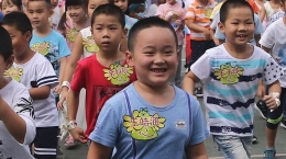 南京小学新生入学 萌娃分享快乐“表情包”