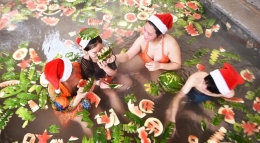 河南商家推“水果浴” 满池水果吸引游客