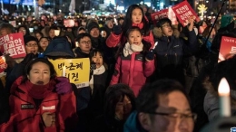 韩国“挺朴”“反朴”民众分别举行集会