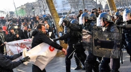 法国多个城市爆发反暴力执法游行
