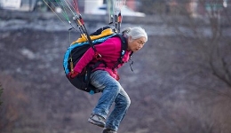 69岁活力老太爱上滑翔伞白发迎风飞翔