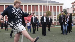 挪威首相到访上海 观摩女足秀脚法