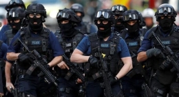 伦敦警方荷枪实弹街头巡逻加强安全警戒