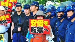 广岛纪念核爆72周年 数百民众游行反对安倍