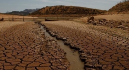 西班牙遭遇严重干旱 土地龟裂触目惊心