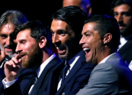 欧足联颁奖-C罗成赢家 梅西和他人低声耳语