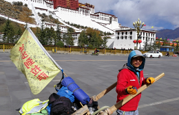 他拉着架子车徒步旅行 从陕西到西藏历时4个月