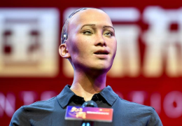世界首个获公民身份机器人索菲亚亮相广州与网民互动