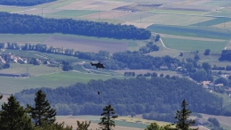 瑞士直升机为高山牧场送水