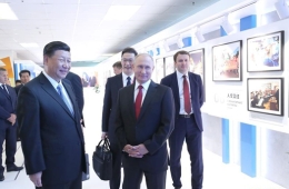 习近平和普京参观中俄经贸合作图片展