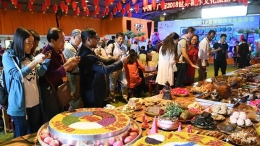 云南：旅游节上的美食