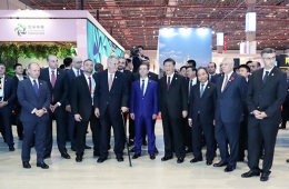 习近平同出席首届进口博会的外国领导人巡馆