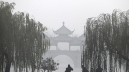 初冬晨雾笼罩扬州瘦西湖