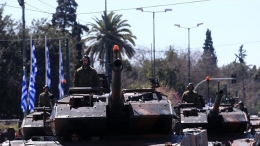希腊举行阅兵 庆独立日