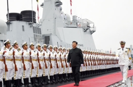 习近平出席庆祝海军成立70周年海上阅兵活动