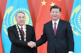 习近平为哈萨克斯坦首任总统颁授友谊勋章
