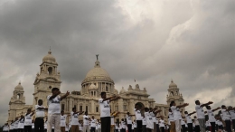 印度民众迎接国际瑜伽日