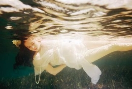 唯美水下摄影：爱丽丝漫游水世界（图）