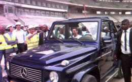 梅西非洲享受无上荣光 一国总统为他当司机