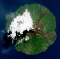 站在太空看火山 感受火山爆发时的壮观景象