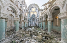 法国摄影师游走各地拍摄绝美废弃建筑