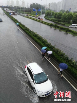 组图：北京首发洪水预警 直击北京强降雨