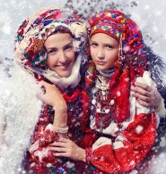 乌克兰美女头戴传统花环赞颂祖国