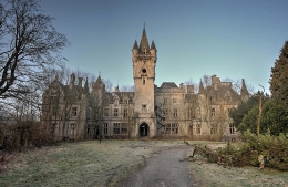 摄影师拍比利时废弃城堡似迪士尼建筑