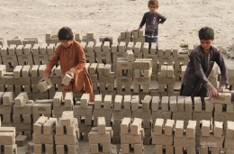 阿富汗童工光脚搬砖