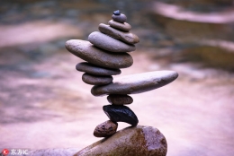 疯狂的石头：日本男子展示惊人平衡艺术