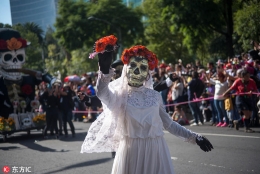 墨西哥举行变装游行庆祝“亡灵节”