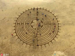 英艺术家绘制沙画精美复杂似麦田怪圈