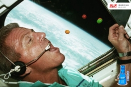 航天员如何在浓缩空间里吃喝洗浴？