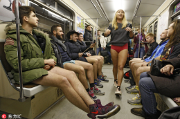 乌克兰“无裤日”民众淡定乘地铁