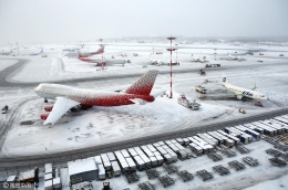 暴风雪侵袭莫斯科冰雪覆盖机场