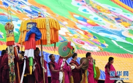 “世界藏学府”拉卜楞寺举行瞻佛节
