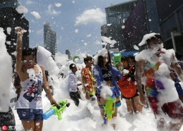 泰国泼水节玩出新花样民众享受泡沫派对