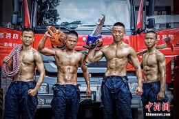 广西柳州消防拍形象海报基层官兵秀肌肉