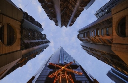 法摄影师仰拍香港摩天大楼