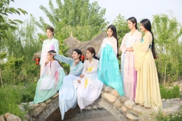 郑州女大学生扮“七仙女”拍毕业照