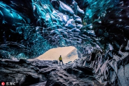 冰岛蓝色洞穴 神奇似外星球