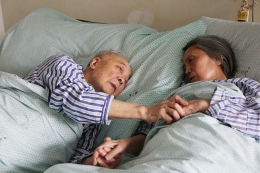91岁老人病床上紧握83岁老伴的手：只想多见你几面