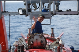 “蛟龙”号下潜4811米抓到红色巨型海参