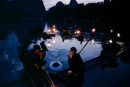 1980年的阳朔县漓江渔翁打夜火