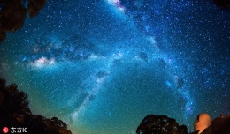 璀璨繁星：澳摄影师创作银河风车