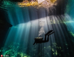 潜水员趁阳光直射探神秘水下洞穴
