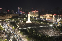 八一广场数万群众庆祝建军90周年高呼“祖国万岁”