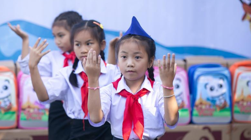 中国扶贫基金会在老挝发放爱心包裹
